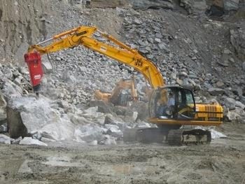 Máy đào gắn búa thủy lực đập đá tại mỏ